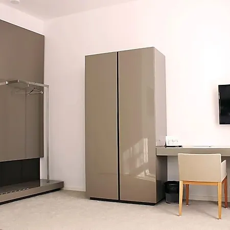 Lev 4* Levice
