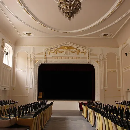 Lev Отель Левице