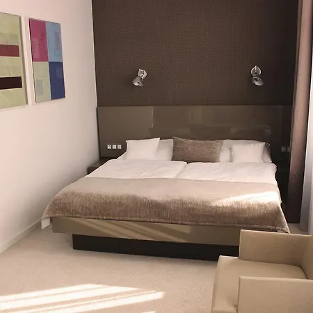 Lev 4* Levice