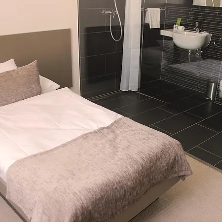 Lev Отель Левице